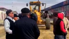 Жители пригорода Актау вышли на митинг из-за отсутствия дорог и остановок
