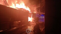 Спасли семь автомобилей, вынесли семь баллонов: в Алматы потушили пожар в мебельном цехе