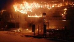 На Шымбулаке тушат пожар в рестобаре