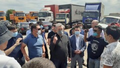 В Казахстане дальнобойщики протестуют против платных дорог. "КазАвтоЖол" заявляет о готовности к диалогу