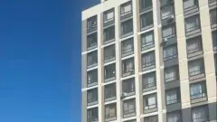 В Астане девушка выпрыгнула с 15-го этажа и упала на коляску с ребёнком, оба погибли