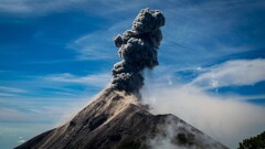На острове Ява в Индонезии проснулся вулкан Семеру