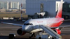 Авиакомпания "Россия" взыщет убытки с пассажира, открывшего аварийный люк самолёта