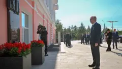 Глава государства возложил цветы у мемориальной доски Кемелю Токаеву в Омске