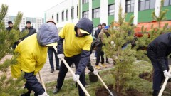 Фандоматы и экологический урок: главы двух министерств провели акцию со столичными школьниками