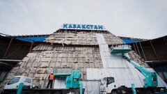 В столичном спорткомплексе "Казахстан" демонтируют аварийные конструкции
