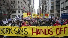 В американских городах прошли акции протеста против политики Трампа. Сам он в это время играл в гольф