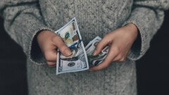 Сколько стоят доллар и рубль в обменниках Казахстана 27 октября