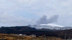 Вулкан Эбеко на Курилах выбросил столб пепла высотой более двух километров