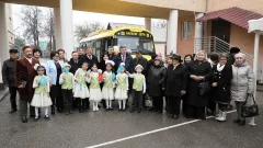 Касым-Жомарт Токаев подарил автобус гимназии в Бишкеке