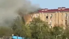 Крыша жилой пятиэтажки горит открытым пламенем в Конаеве, жильцов эвакуируют