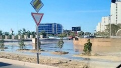 В Актау вода в фонтане поменяла направление и затопила улицы