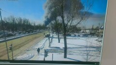 В Алматы открытым пламенем горит склад на барахолке