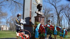В Таразе открыли памятник Халық Қаһарманы Газизу Байтасову