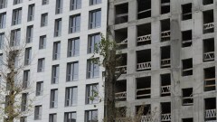 В Бишкеке стена многоэтажки обрушилась на частный дом
