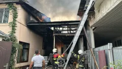 Тушат по повышенному рангу: в Алматы огонь с частного дома перешёл на соседнее здание