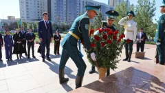 Ерлан Карин в День Победы возложил цветы к памятнику Бауыржану Момышұлы