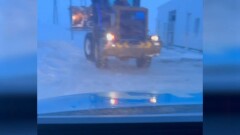 Наняли погрузчик: как водители пытаются объехать закрытые трассы
