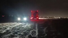 Пять автобусов с пассажирами вызволили спасатели из снежного плена в Абайской области