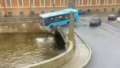 СМИ: Уроженка Казахстана погибла в упавшем с моста автобусе в Санкт-Петербурге