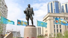 Памятник легендарному военному лётчику Талгату Бегельдинову установили в столице