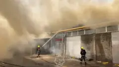 Три мотоцикла и автомобиль эвакуировали из огня алматинские спасатели