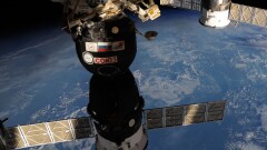 Космический корабль "Союз МС-17"  возвращается на Землю