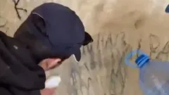 Автора "наскальных рисунков" в Мангистауской области заставили убрать за собой