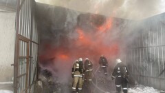 В Алматы тушат пожар на складах в Жетысуском районе