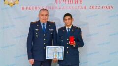 Полицейский из Павлодарской области получил общественную премию “Халық тану” за спасение тонувших детей