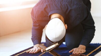 Радикалы читают намаз возле госмузея в Алматы: молельный коврик, балаклавы и дубинки