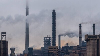 У жителей Темиртау пыль с подоконника прилипает к магниту