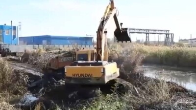 Реку Акбулак в Астане очищают от двухметровых донных отложений