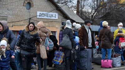 Донбасс: первые выплаты беженцам, бронетехника на улицах, новые обстрелы