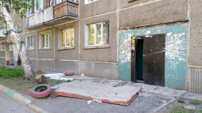 В Усть-Каменогорске автомобиль снёс козырёк подъезда, жители не могли выйти из дома
