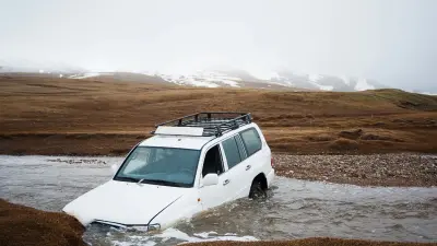 В Акмолинской области две девочки утонули в автомобиле, который скатился в водоём