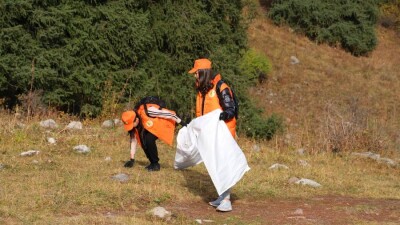 Алматинцы собрали 35 тонн мусора в горах Заилийского Алатау
