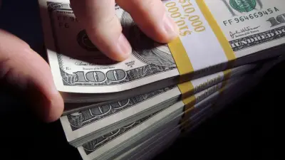 Сколько стоят доллар и рубль в обменниках Казахстана 23 февраля