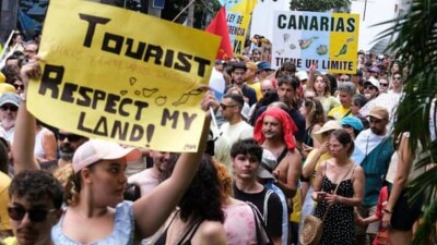 На Канарах жители протестуют против массового туризма