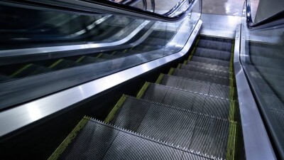 В Уральске умерла девятимесячная девочка, выпавшая из рук мамы на эскалаторе