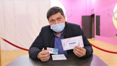 Подарки для вакцинированных раздают в столичном торговом центре "Сарыарка"