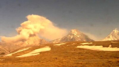 Красный код авиаопасности: на Камчатке извергается вулкан Безымянный