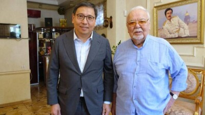 Аким Алматы поздравил с юбилеем артиста театра и кино Асанали Ашимова 