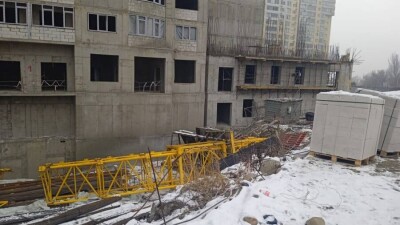 В Алматы крановщик погиб при падении строительного крана