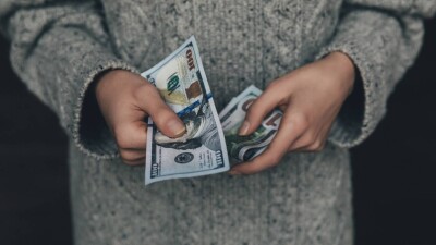 Сколько стоят доллар и рубль в обменниках Казахстана 17 декабря