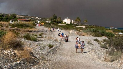 Лесные пожары в Греции: туристов эвакуируют из отелей на Родосе