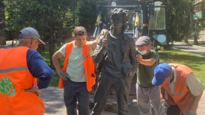 В Алматы коммунальщики снесли трактором памятник Виктору Цою