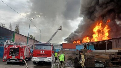 Пожар в Алматы: горят склады в Жетысуском районе