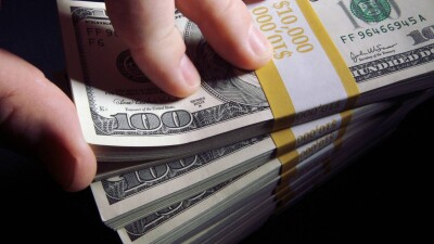 Сколько стоят доллар и рубль в обменниках Казахстана 8 декабря