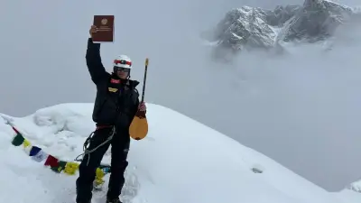 Казахстанский альпинист доставил Конституцию на вершину Айленд Пик в Гималаях 